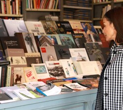 Doña Letizia observa los libros de una de las casetas