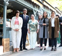 Fotografía de grupo de Doña Letizia junto a las autoridades que la han acompañado durante  el recorrido por la Feria de Libros Permanente Cuesta de Mo