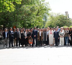 Fotografía de grupo de Su Majestad la Reina junto a la comitiva que la acompañó durante la visita