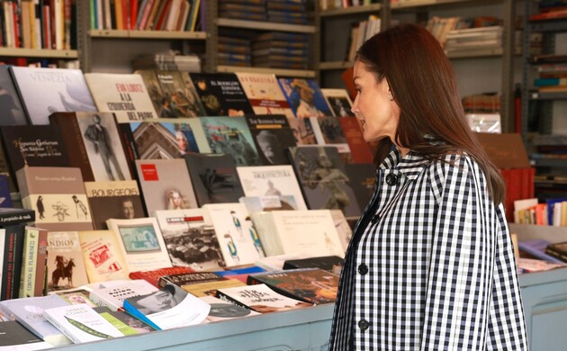 Doña Letizia observa los libros de una de las casetas