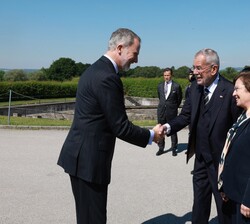 Su Majestad el Rey recibe el saludo de Su Excelencia Alexander Van der Billen, presidente federal de la República de Austria
