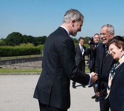 Don Felipe recibe el saludo de la primera dama de la República de Austria, Doris Schmidauer