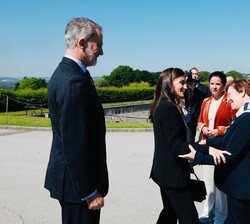 Su Majestad la Reina recibe el afectuoso saludo de la primera dama de la República de Austria, Doris Schmidauer