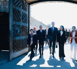 Sus Majestades los Reyes se dirigen al interior del Campo de concentración de Mauthausen  acompañados por Sus Excelencias Alexander Van der Billen, pr
