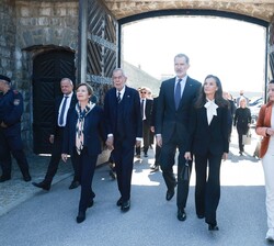 Don Felipe y Doña Letizia acceden al interior del Campo de concentración de Mauthausen