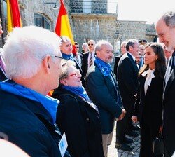 Don Felipe y Doña Letizia conversan con miembros de Amical en el interior del Campo de Mauthausen