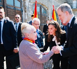 Sus Majestades los Reyen reciben el saludo de Dolores Font, hija de una de las víctimas del Campo de concentración de Mauthausen
