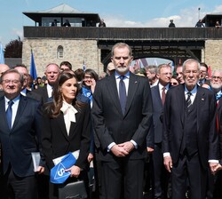 Los Reyes a su llegada al interior del campo junto a las autoridades que partician en el acto