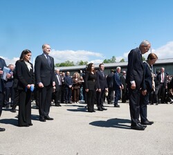 Sus Majestades los Reyes durante la ofrenda floral de Sus Excelencias Alexander Van der Billen, presidente de la República de Austria y señora Doris S
