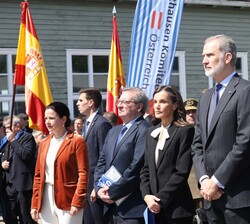 Sus Majestades los Reyes al inicio del acto de homenaje a las víctimas del Campo de concentración de Mauthausen