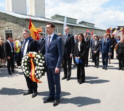 Sus Majestades los Reyes junto a la delegación española 