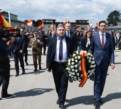 Don Felipe y Doña Letizia se dirigen, junto a la delagación española, hacia el monumento para realizar la ofrenda floral