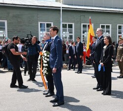 La delegación española se detiene frente al monumento para que Sus Majestades los Reyes realicen la ofrenda floral