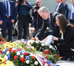 Sus Majestades los Reyes depositan la corona de flores en honor a las víctimas del Campo de concetración de Mauthausen