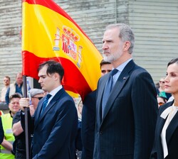 Primer plano de Don Felipe y Doña Letizia durante la ofrenda floral