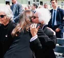 Su Majestad la Reina abraza a la superviviente del campo de concentración de Mauthausen, Hana Berger-Moran