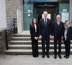 Fotografía de grupo de Sus Majestades los Reyes junto a Sus Excelencias Alexander Van der Billen, presidente de la República de Austria y señora Doris