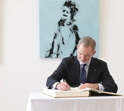 Don Felipe firmando en el libro de oro del campo