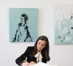 Doña Letizia firmando en el libro de oro del campo