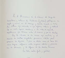 Fotografía de la dedicatoria de Sus Majestades los Reyes en el libro de oro del campo