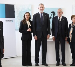 Sus Majestades los Reyes durante el encuentro mantenido con Sus Excelencias Alexander Van der Billen, presidente de la República de Austria y la prime