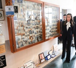 Click para ampliar Don Felipe y Doña Letizia recorren las instalaciones del museo de Mauthausen