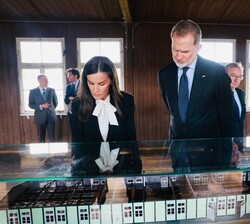 Click para ampliar Sus Majestades los Reyes observan la distribución del campo en la maqueta