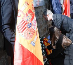 Click para ampliar Sus Majestades los Reyes depositan una corona de flores en la placa insitucional de España