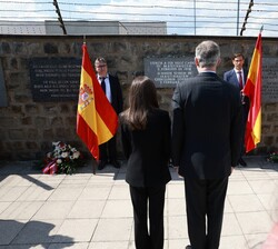 Click para ampliar Los Reyes tras la ofrenda floral frente a la placa institucional de España