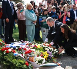 Click para ampliar Ofrenda floral de Don Felipe y Doña Letizia frente al monumento a los republicanos españoles