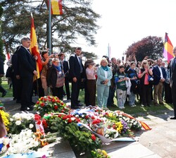 Click para ampliar Don Felipe y Doña Letizia en una muestra de respeto hacia los republicanos españoles víctimas del campo de concentración de Mauthausen