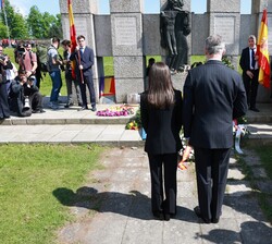 Click para ampliar Sus Majestades los Reyes frente al monumento de los republicanos españoles tras la ofrenda floral
