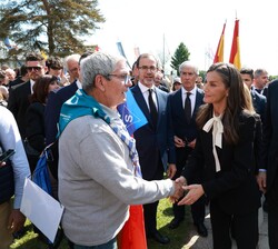 Click para ampliar Su Majestad la Reina saluda a uno de los miembros de Amical