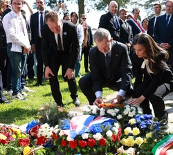 Click para ampliar Don Felipe y Doña Letizia depositan una corona de flores frente al monumento francés
