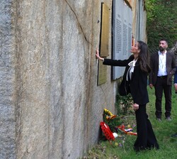 Click para ampliar Don Felipe y Doña Letizia frente a uno de los muros excavados en la roca de la cantera Wiener Graben con la 'escalera de la muerte' al fondo