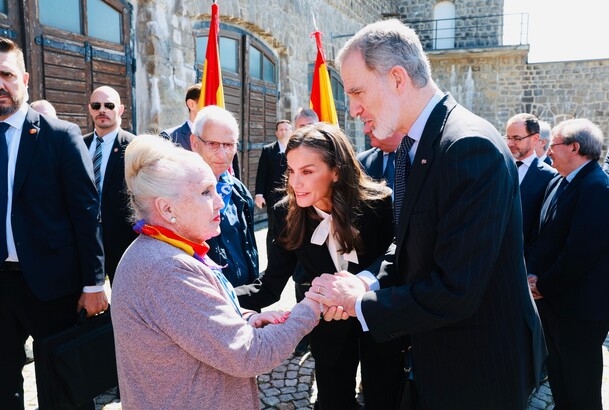 Sus Majestades los Reyen reciben el saludo de Dolores Font, hija de una de las víctimas del Campo de concentración de Mauthausen