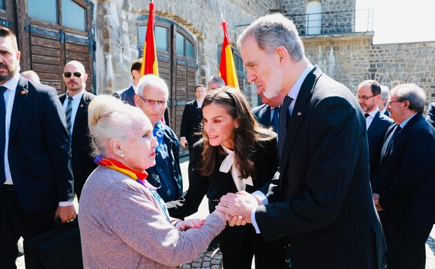 Sus Majestades los Reyen reciben el saludo de Dolores Font, hija de una de las víctimas del Campo de concentración de Mauthausen