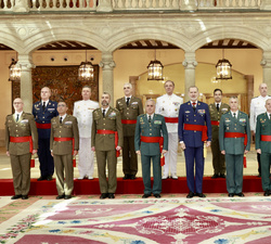 Fotografía de grupo de Su Majestad el Rey con un grupo de generales de brigada y contralmirantes que ha recibido en audiencia