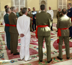 Su Majestad el Rey durante la audiencia militar a un grupo de generales de brigada y contralmirantes
