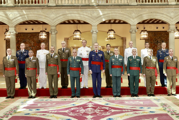 Fotografía de grupo de Su Majestad el Rey con un grupo de generales de brigada y contralmirantes que ha recibido en audiencia