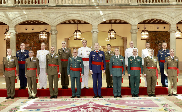 Fotografía de grupo de Su Majestad el Rey con un grupo de generales de brigada y contralmirantes que ha recibido en audiencia