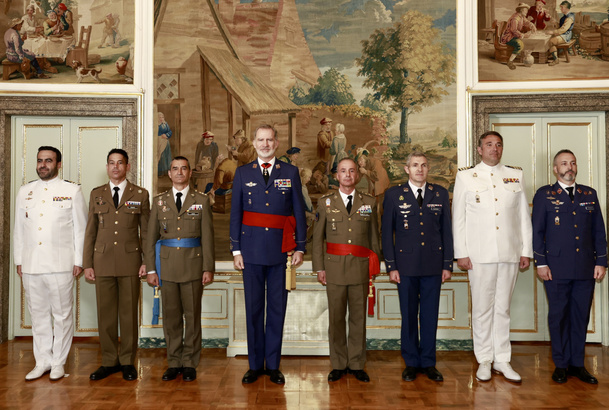Fotografía de grupo de Su Majestad el Rey con un grupo de jefes de contingente en operaciones en el exterior