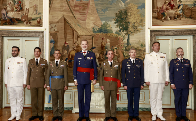 Fotografía de grupo de Su Majestad el Rey con un grupo de jefes de contingente en operaciones en el exterior