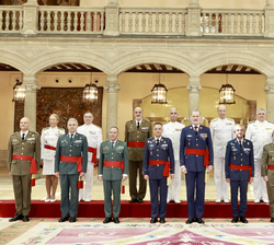 Fotografía de grupo de Su Majestad el Rey con un grupo de generales de brigada y contralmirantes