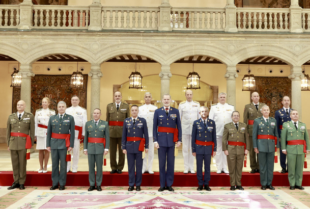Fotografía de grupo de Su Majestad el Rey con un grupo de generales de brigada y contralmirantes