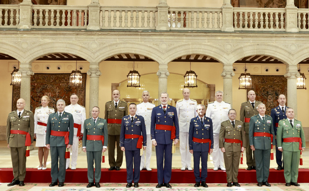 Fotografía de grupo de Su Majestad el Rey con un grupo de generales de brigada y contralmirantes