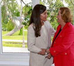 Su Majestad la Reina recibe el saludo de la fiscal de Sala de la Fiscalía de Sala coordinadora de menores de la Fiscalía General del Estado, María Ter