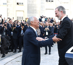 Su Majestad el Rey es recibido a su llegada por el presidente de la República Portuguesa, Marcelo Rebelo de Sousa