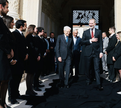 Su Majestad el Rey y Sus Excelencias los presidentes de las Repúblicas Portuguesa e Italiana atraviesan el pasillo de los estudiantes con sus capas ex