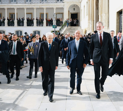 Su Majestad el Rey y Sus Excelencias los presidentes de las Repúblicas Portuguesa e Italiana acceden a la Universidad de Coimbra